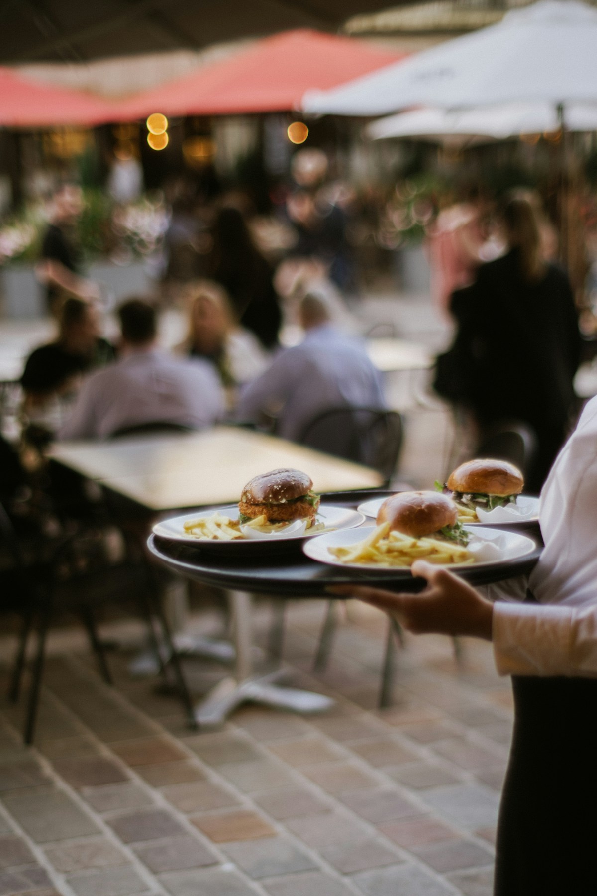 Servitör som serverar gäster i en restaurang